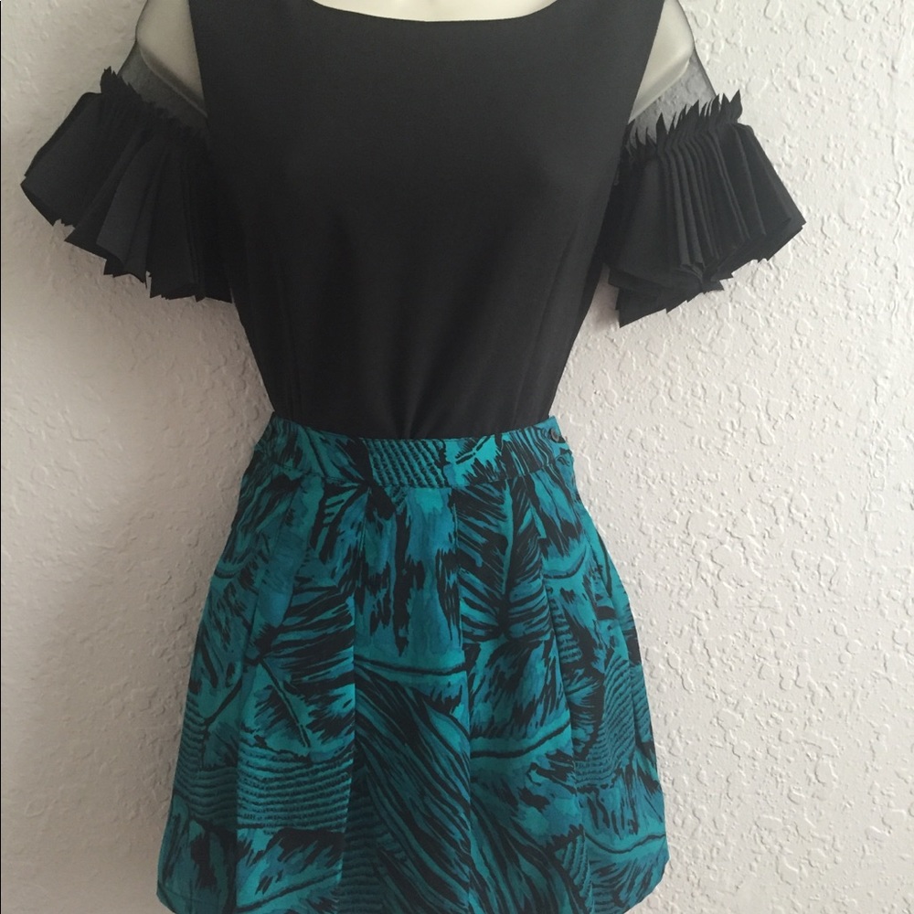 Forever 21 short mini skirt with bilateral buttons